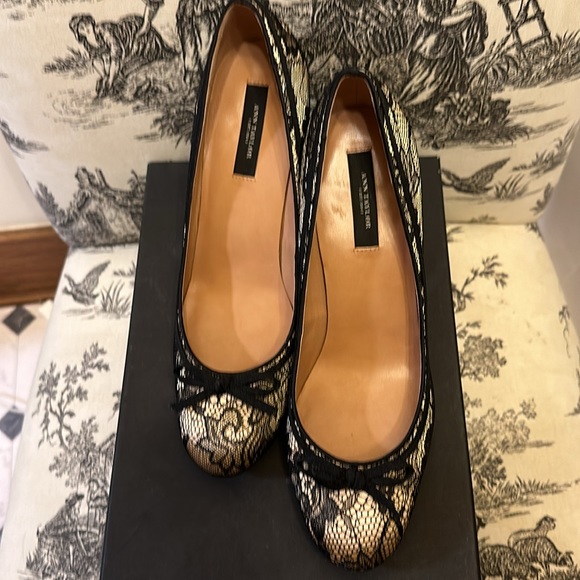 Ann Taylor Abbey Black Lace Pump, sz 8.5, champagne satin under black lace - Picture 3 of 7